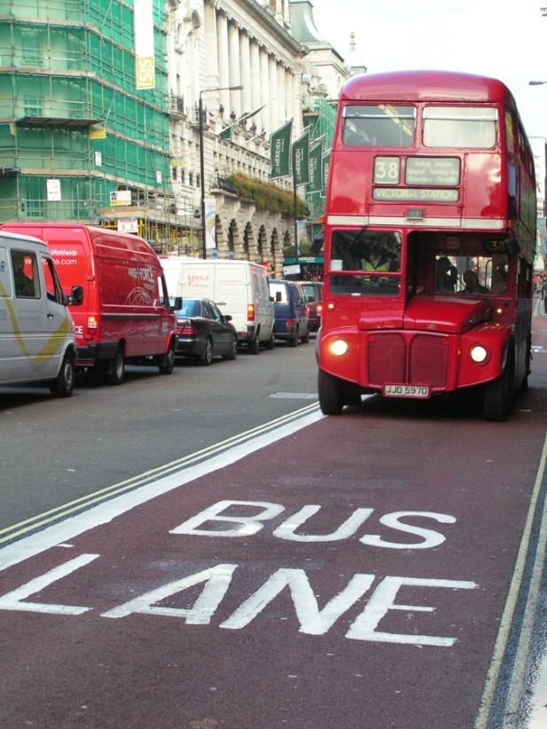 Foto de uma via para bus em Londres.