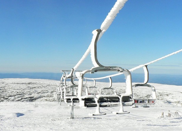 Foto de teleférico com neve na Serra da Estrela.