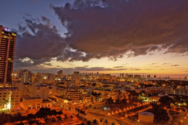 Foto da cidade de Miami ao pôr-do-sol.