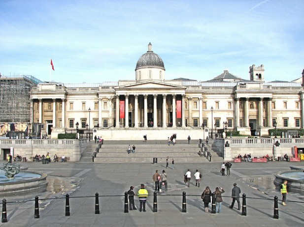 Foto de fachada de museu e transeuntes a passear.