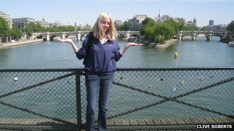 Carolyn Barnabo na Pont des Arts, em 2009. Hoje, arrepende-se de ter contribuído para a "epidemia" dos cadeados.