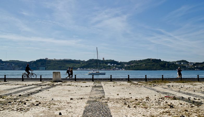 A Junta de Freguesia de Belém, em Lisboa, vai criar ainda este ano uma praia urbana com areia e espreguiçadeiras no terreiro das Missas, junto ao Tejo