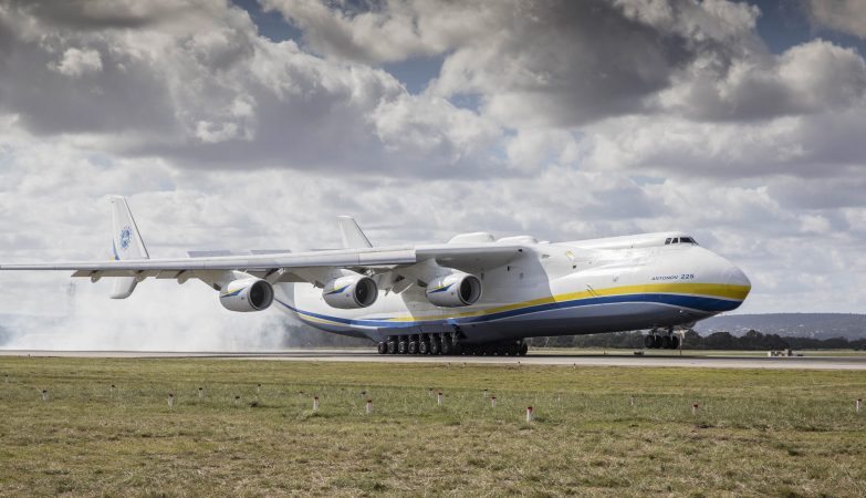 O maior avião do mundo, um Antonov An-225 Mriya, aterrou no aeroporto de Perth, na Australia, a 15 de maio de 2016