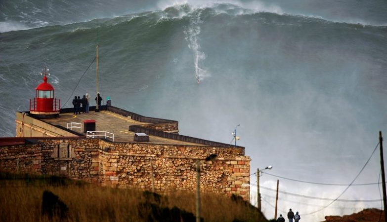 A 1 de novembro de 2011, Garrett McNamara bateu pela primeira vez o recorde da maior onda surfada, na Nazaré, com esta onda.