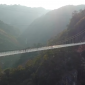 Um dragão branco entre as montanhas. Já abriu a ponte de vidro mais comprida do mundo no Vietname